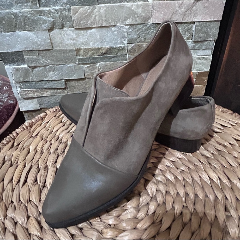 Tahari Lucy Suede Leather cap toe loafers in Winter Taupe Flats Shoes Sz 10 - Picture 2 of 8